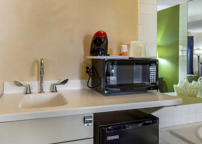 Econo Lodge Inn & Suites Oconto