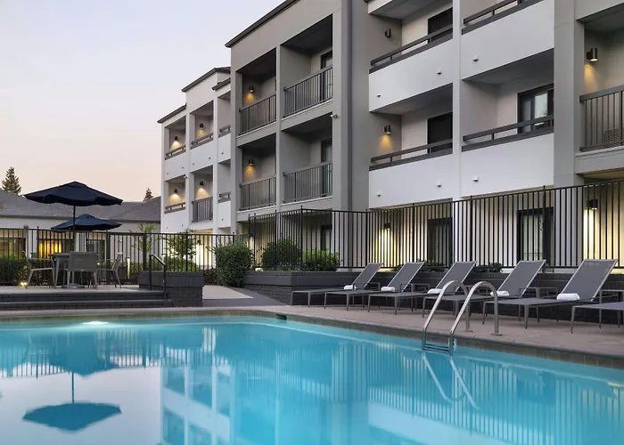 Courtyard By Marriott Bakersfield