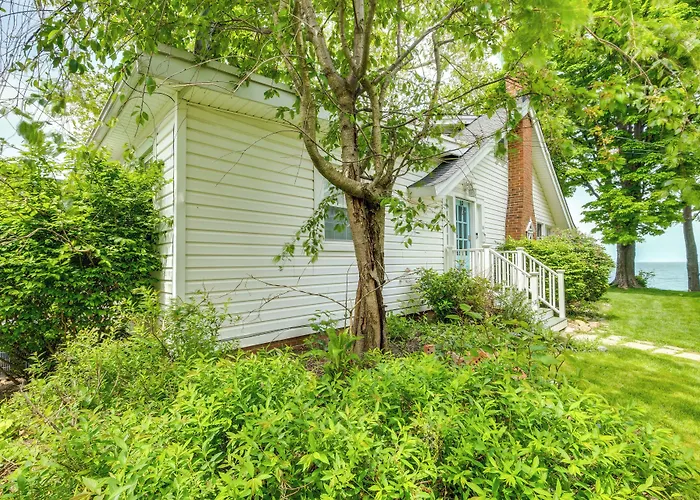 Coastal Lake Erie Cottage W/ Amazing Water Views!