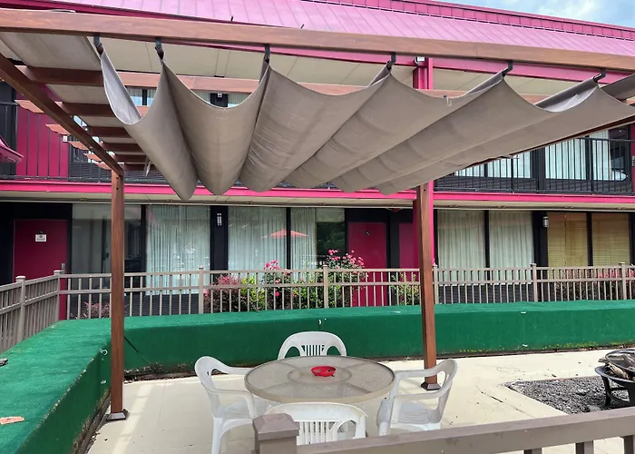 Hotel Red Rose By Townhouse Covington I-64