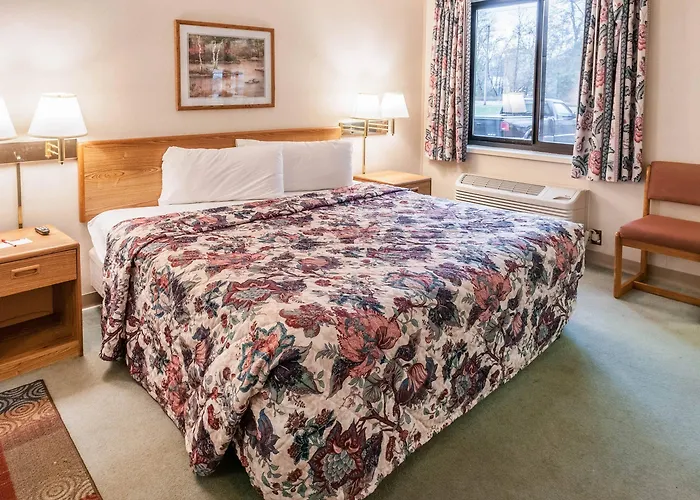 Econo Lodge Inn & Suites Oconto