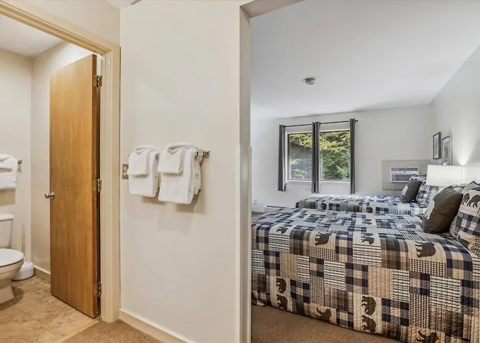 116 Cedarbrook Hotel Room