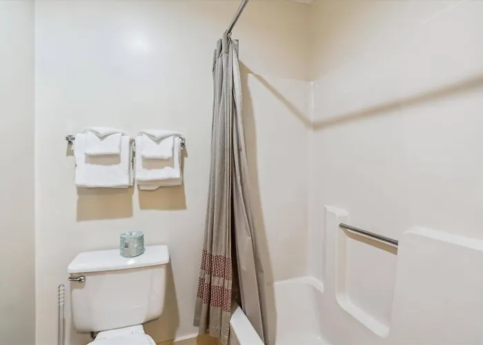 217 Cedarbrook Hotel Room