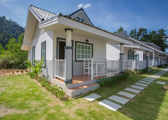 Suksompong Resort