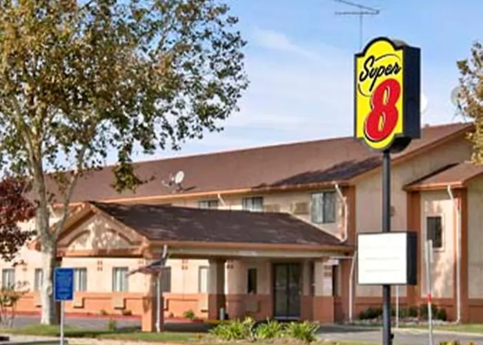 Super 8 By Wyndham Willows