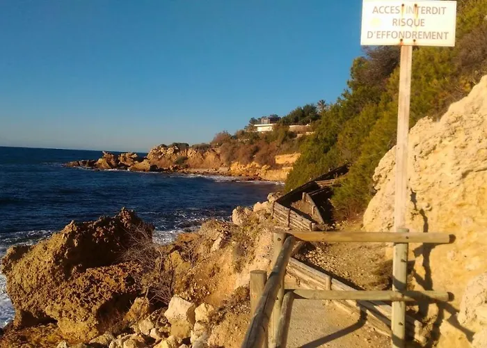 200m de la plage ,3mn du port à 50m du centre ville