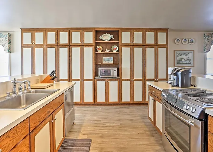 Family-Friendly Vacation Home: Steps To Beach!