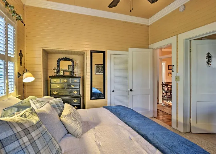 Lakefront Florida Retreat - Pool Table & Boat Dock