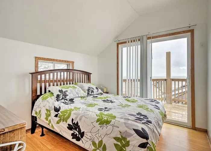 Waterfront Lake Erie Vacation Rental On The Strip!