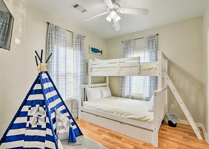 Pool, Marina & More! Family Home In Terramar Beach
